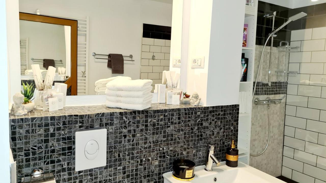 La Fluturi Apartament Appartamento Suceava Esterno foto